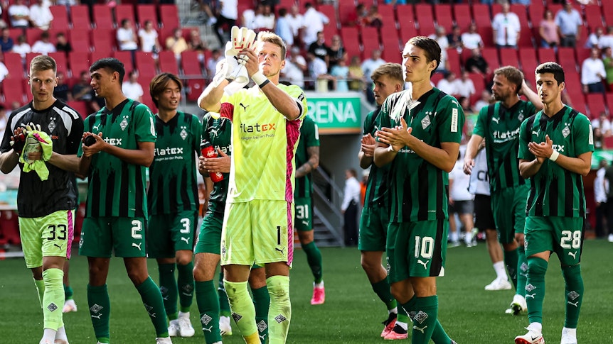 Die Spieler von Borussia Mönchengladbach applaudieren nach dem Spiel in Augsburg am 19. August 2023 den mitgereisten Fans.