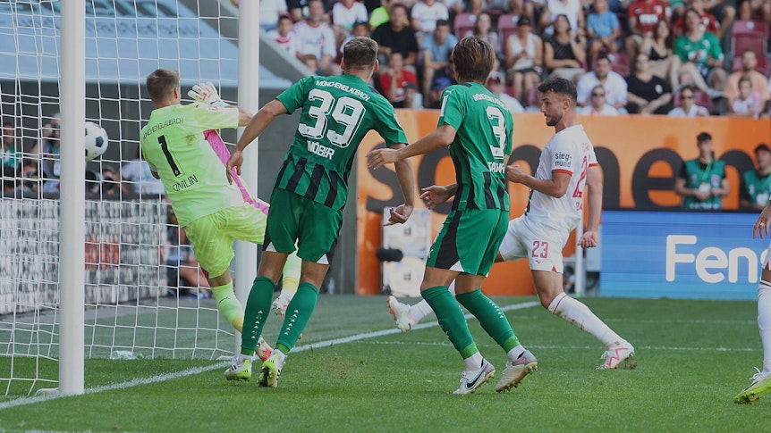 Jonas Omlin kommt beim 2:3 von Augsburg-Spieler Maximilian Bauer (Nr. 23) am 18. August 2023 zu spät.