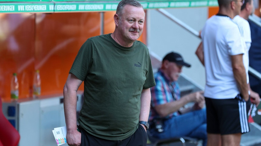 Roland Virkus steht am 19. August 2023 in Augsburg am Spielfeldrand.