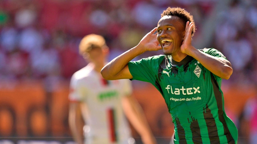 Nathan Ngoumou bejubelt den Treffer zum 3:1 beim Spiel von Borussia Mönchengladbach gegen den FC Augsburg am 19. August 2023.