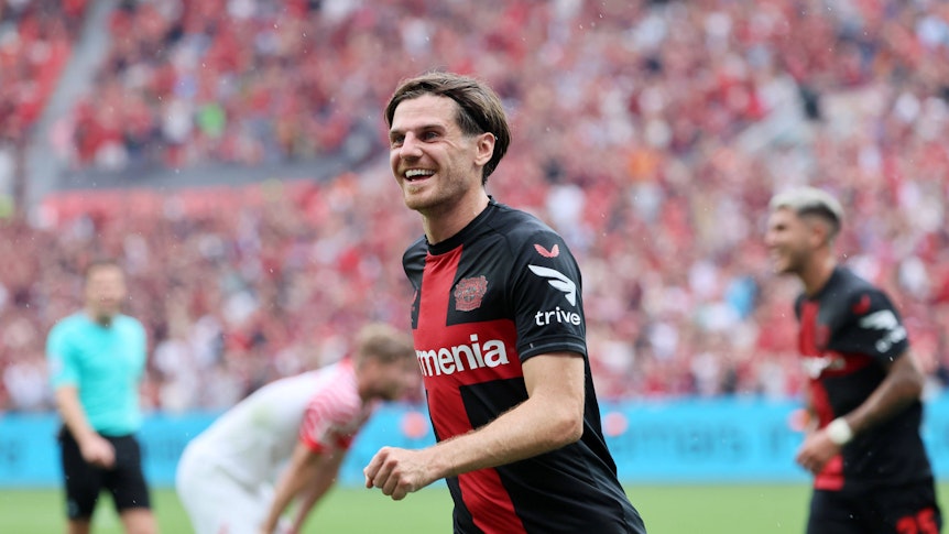 Jonas Hofmann jubelt am 19. August 2023 im Trikot von Bayer Leverkusen.