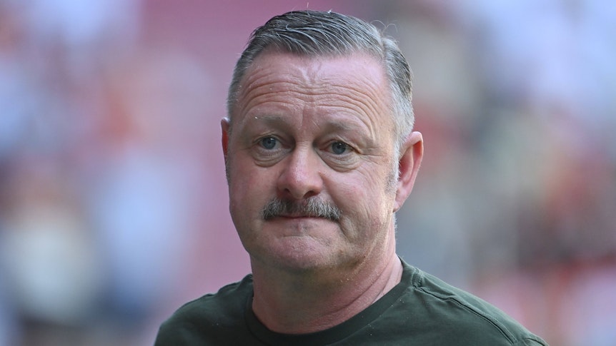 Roland Virkus steht am 19. August 2023 bei der Partie von Borussia Mönchengladbach am Spielfeldrand.