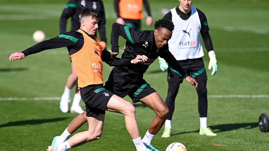 Semir Telalovic (l.) und Nathan Ngoumou bestreiten am 19. April 2023 einen Zweikampf im Training von Borussia Mönchengladbach.