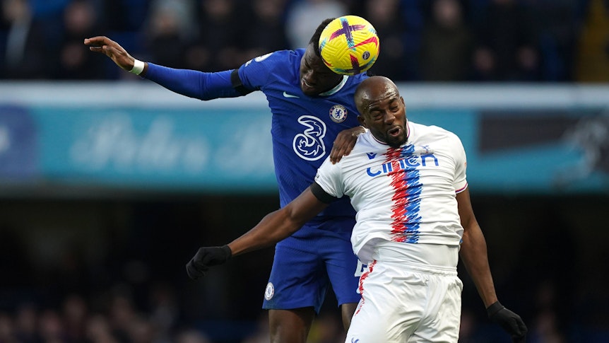 Jean-Philippe Mateta (r.), hier am 15. Januar 2023, kämpft mit Benoit Badiashile vom FC Chelsea um den Ball.