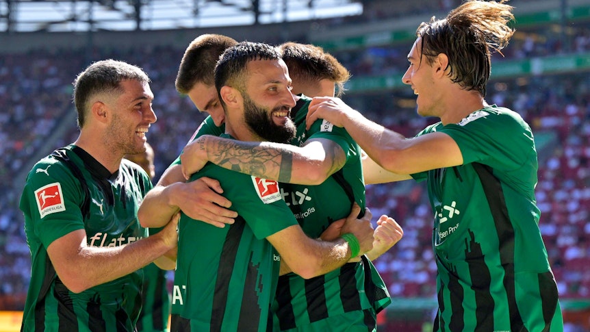 Franck Honorat (2.v.l.) und Tomas Cvancara (M.) bejubeln den Treffer von 2:0 für Borussia Mönchengladbach beim Spiel in Augsburg am 19. August 2023.