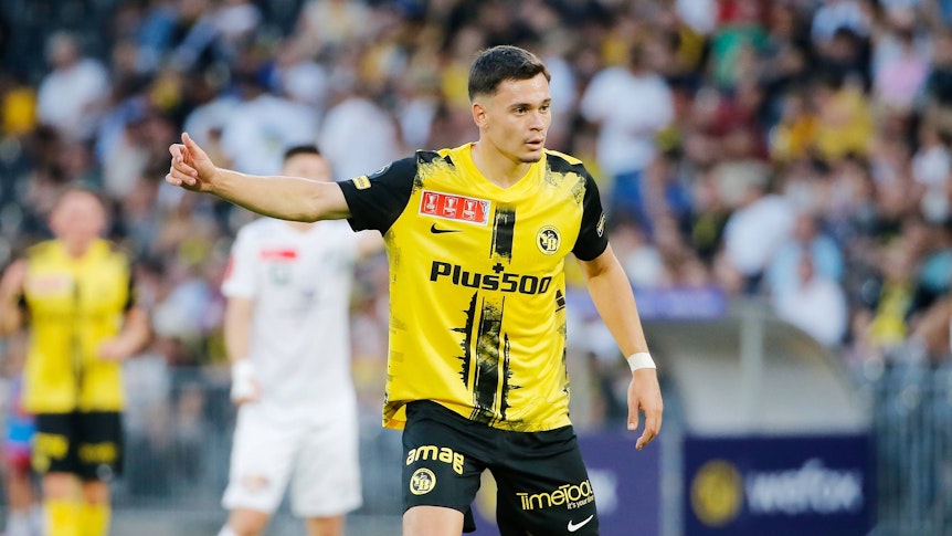 Fabian Rieder hebt in einem Spiel für die Young Boys Bern am 18. August 2023 den rechten Daumen.