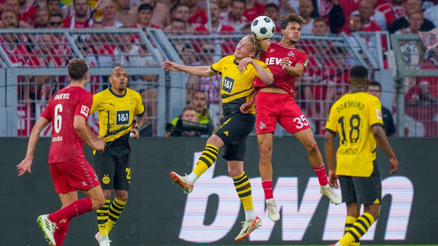 Max Finkgräfe (2.v.r.) liefert sich bei seinem Bundesliga-Debüt am 19. August 2023 ein Kopfballduell mit Julian Brandt (3.v.r.).