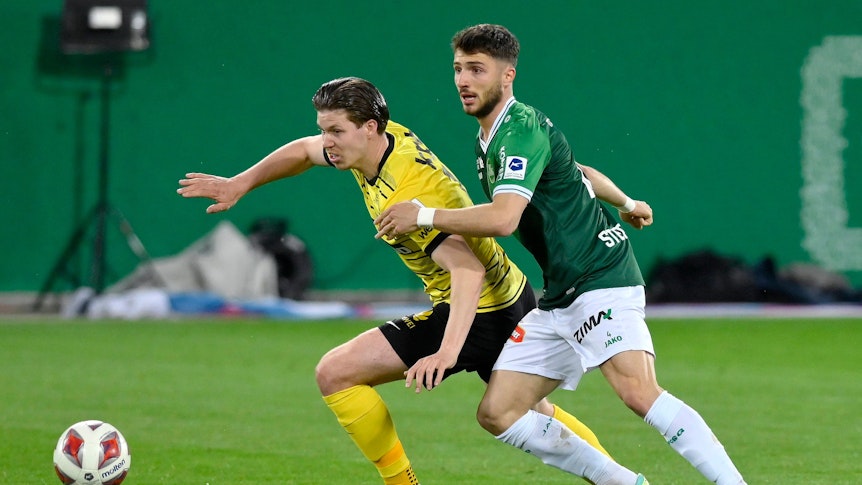 Leonidas Stergiou (r.) bestreitet am 6. Mai 2023 einen Zweikampf mit Cedric Itten von den Young Boys Bern.