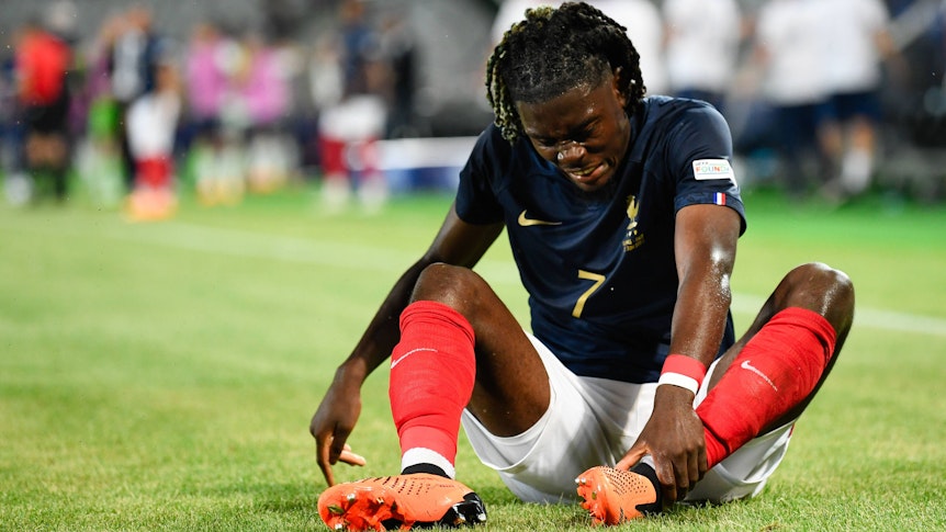 Manu Kone fasst sich am 22. Juni 2023 während der U21-Europameisterschaft an den linken Knöchel.