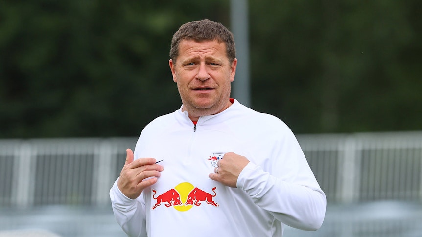 Max Eberl steht am 22. Juli 2023 auf dem Rasen im Trainingslager von RB Leipzig.
