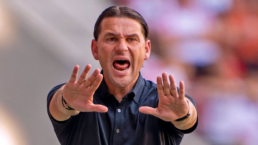 Gerardo Seoane streckt beide Arme während des Bundesliga-Spiels von Borussia Mönchengladbach beim FC Augsburg nach vorn.