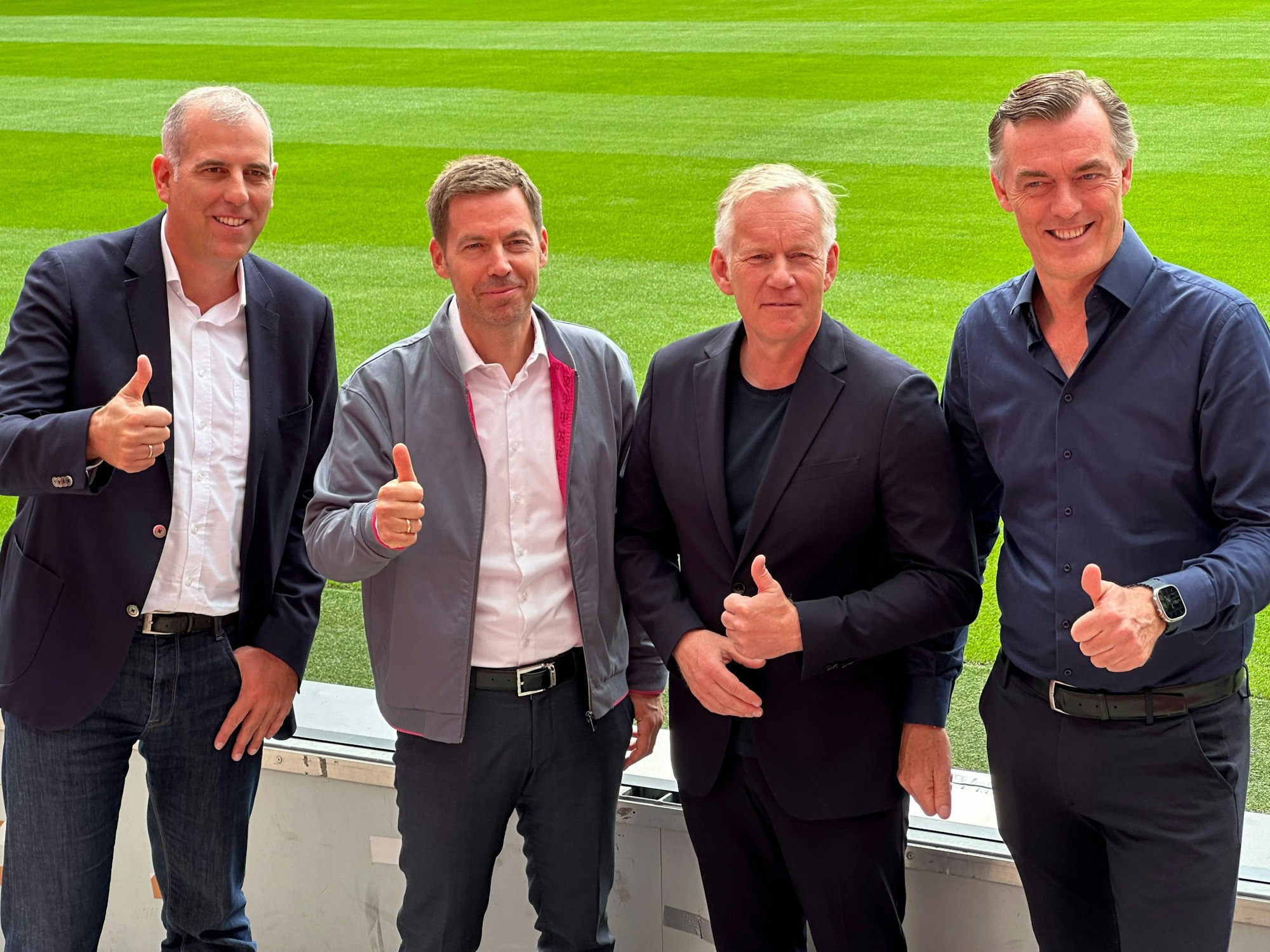 V.l.n.r.: Stephan Schmitter (RTL), Wolfgang Metze (Telekom), Johannes B. Kerner und Michael Hagspihl (Telekom) stehen gemeinsam im Rhein-Energie-Stadion.