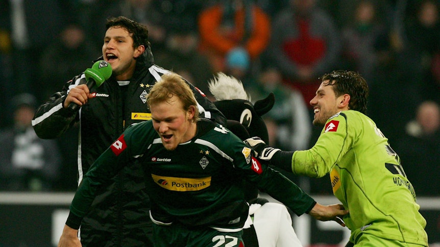 Raul Bobadilla (l.) und Logan Bailly (r.) feiern mit Tobias Levels am 30. Januar 2010 im Borussia-Park.