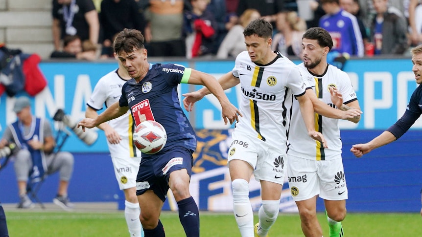 Ardon Jashari (l.) vom FC Luzern und Fabian Rieder (M.) von den Young Boys Bern kämpfen am 2. Oktober 2022 um den Ball.