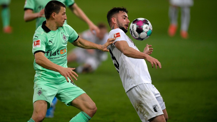Stefan Lainer (l.) von Borussia Mönchengladbach und Marco Richter (r.), damals noch beim FC Augsburg unter Vertrag, hier am 12. März 2021 bei einem Bundesliga-Spiel ihrer jeweiligen Teams.