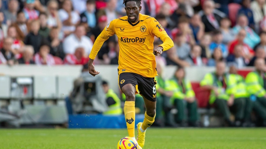 Boubacar Traoré von den Wolverhampton Wanderers, hier bei einem Match gegen den FC Brentfort am 29. Oktober 2023, soll angeblich auf der Wunschliste von Borussia Mönchengladbach stehen. Wird er der Nachfolger von Manu Koné?