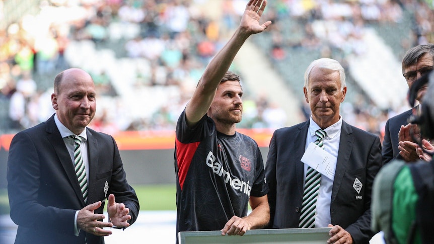 Jonas Hofmann (Mitte) wurde vor dem Bundesliga-Spiel zwischen Borussia Mönchengladbach und Bayer 04 Leverkusen verabschiedet und dabei lautstark von den VfL-Fans ausgepfiffen.