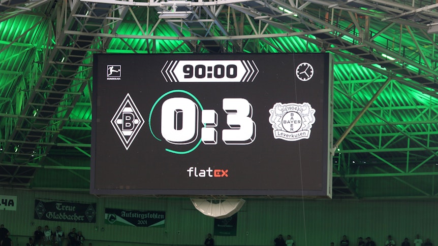 Borussia Mönchengladbach hat am Samstagabend (26. August 2023) 0:3 gegen Bayer 04 Leverkusen verloren – wie hier zu sehen auf der Anzeigetafel im Stadion nach Spielende.