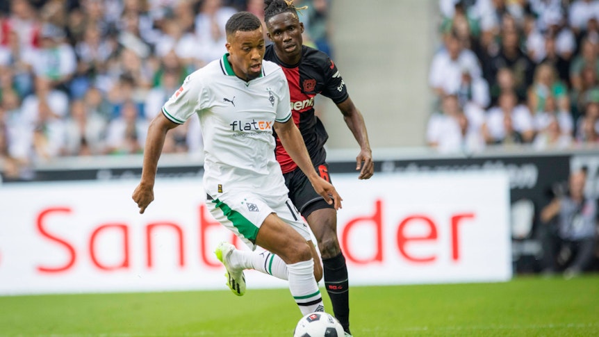 Borussia Mönchengladbach hat am Samstag (26. August 2023) 0:3 gegen Bayer Leverkusen verloren. Das Foto zeigt Gladbachs Alassane Plea im Duell mit Leverkusens Odilon Kossounou.