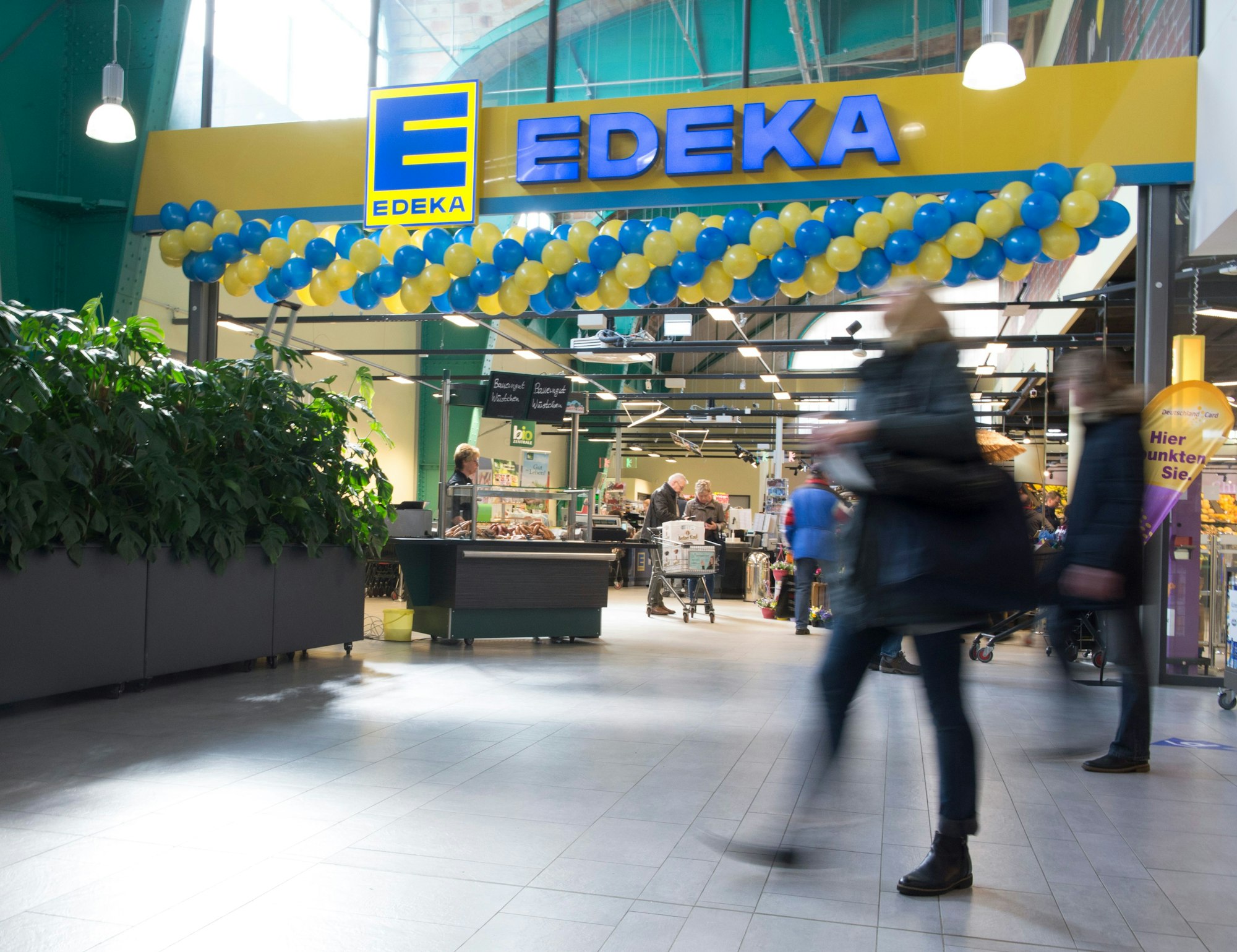 Kunden und Kundinnen gehen in Berlin an der Edeka-Filiale am Tempelhofer Damm vorbei, hier im März 2017.