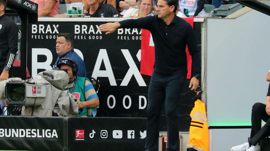 Gerardo Seoane sah in seinem ersten Heimspiel als Trainer von Borussia Mönchengladbach am Samstag (26. August 2023) eine herbe 0:3-Niederlage gegen Bayer Leverkusen. Das Foto zeigt ihn an der Seitenlinie stehend.