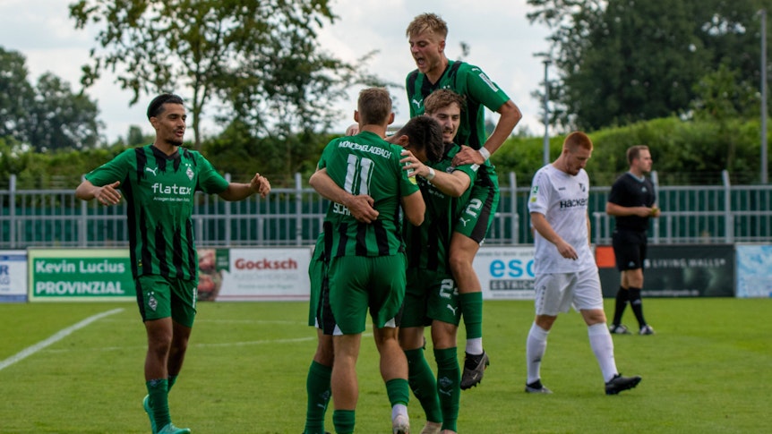 Die Spieler der U23 von Borussia Mönchengladbach bejubeln im Spiel gegen Rödinghausen am 26. August 2023 einen Treffer von Mika Schroers (Nummer elf).