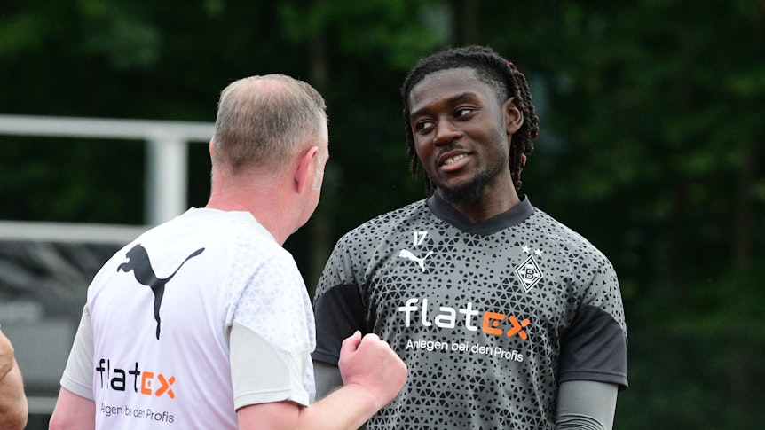 Manu Koné (r.) unterhält sich im Tegernsee-Trainingslager von Borussia Mönchengladbach am 23. Juli 2023 mit Roland Virkus.
