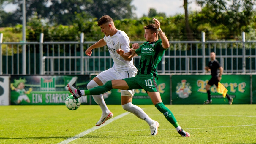 Semir Telalovic (r.) kämpft am 26. August 2023 im Spiel der U23 von Borussia Mönchengladbach um den Ball.
