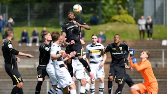 Joy-Lance Mickels setzt im Regionalliga-Spiel von Alemannia Aachen gegen die U23 von Borussia Mönchengladbach am 29. April 2017 zum Kopfball an.