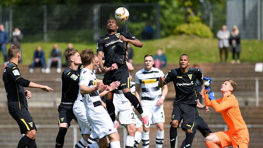 Joy-Lance Mickels setzt im Regionalliga-Spiel von Alemannia Aachen gegen die U23 von Borussia Mönchengladbach am 29. April 2017 zum Kopfball an.