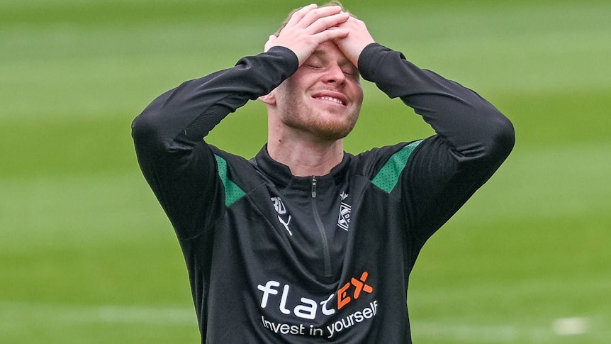 Nico Elvedi fasst sich im Training von Borussia Mönchengladbach am 7. April 2023 mit beiden Händen an den Kopf.