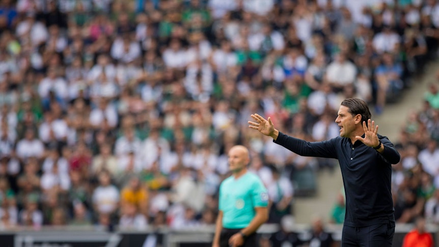 Gerardo Seoane gestikuliert im Spiel von Borussia Mönchengladbach gegen Bayer Leverkusen am 26. August 2023.