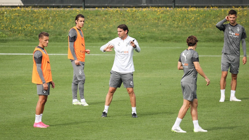 Gerardo Seoane (M.) gibt den Spielern im Training am 29. August 2023 Anweisungen.