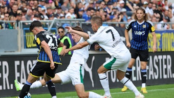 Simon Walde grätscht den Ball beim Testspiel von Borussia Mönchengladbach gegen Saarbrücken am 22. Juli 2023 weg.