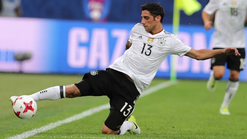 Lars Stindl gewann 2017 mit der deutschen Nationalmannschaft den Confed-Cup. Das Foto zeigt ihn am 2. Juni 2017 beim Match gegen Chile am Ball in St. Petersburg.