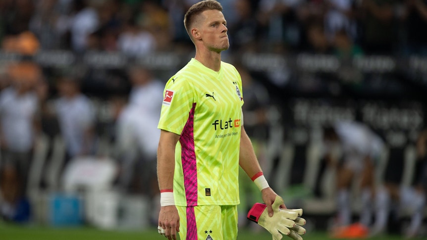 Jonas Omlin, Torhüter von Borussia Mönchengladbach, hier am 26. August 2023 beim Heimspiel gegen Bayer Leverkusen, welches 0:3 verloren ging, mit enttäuschtem Blick.