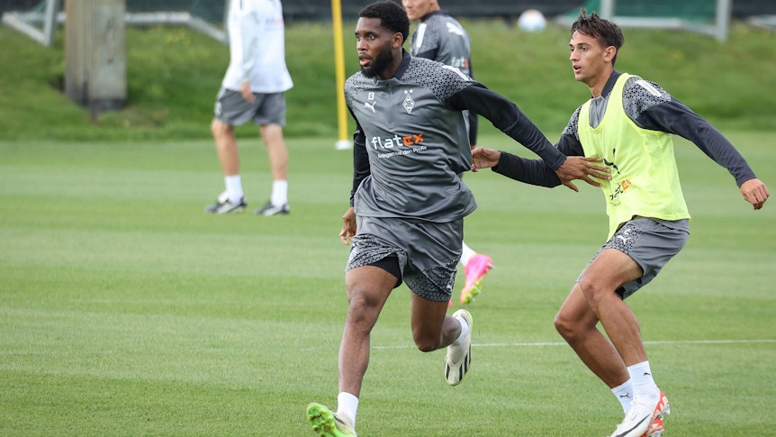 Jordan Siebatcheu (l.), hier gemeinsam mit seinem zukünftigen Teamkollegen Fabio Chiarodia (r.), wird von Union Berlin an Borussia Mönchengladbach verliehen. Das Foto zeigt ihn im Teamtraining mit den Fohlen am 31. August 2023.