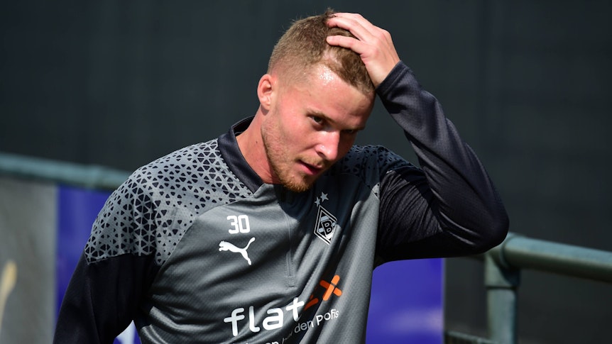 Nico Elvedi verlässt am 31. August 2023 den Trainingsplatz von Borussia Mönchengladbach.
