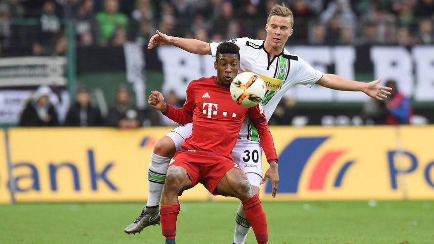 Nico Elvedi (r.) bestreitet am 5. Dezember 2015 einen Zweikampf mit Kingsley Coman.