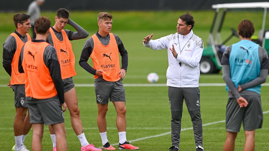 Gerardo Seoane gibt den Spielern von Borussia Mönchengladbach am 8. August 2023 Anweisungen im Training.