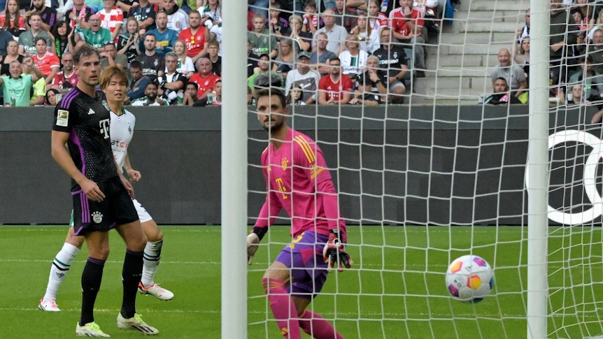 Der Kopfball von Ko Itakura schlägt am 2. September 2023 im Netz ein, Borussia Mönchengladbach geht 1:0 gegen den FC Bayern München in Führung.