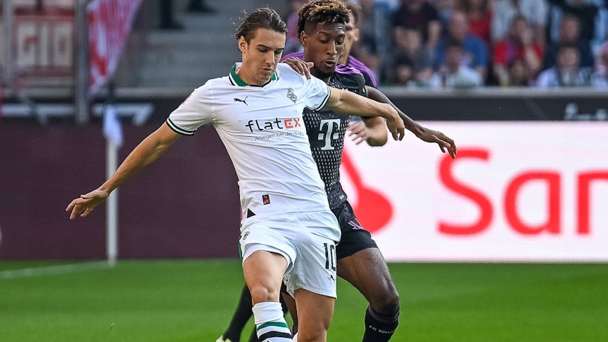 Florian Neuhaus (l.) von Borussia Mönchengladbach, hier im Zweikampf mit Bayerns Kingsley Coman (r.) am 2. September 2023 beim Bundesliga-Spiel gegen den FC Bayern München, welches mit einem 2:1-Sieg der Gäste endete.