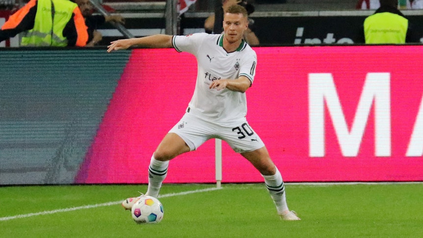 Nico Elvedi schaut am 2. September 2023 auf den Ball.