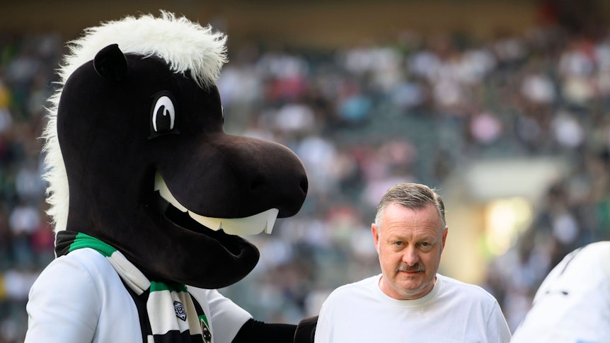 Roland Virkus steht am 2. September 2023 neben Jünter, dem Maskottchen von Borussia Mönchengladbach.