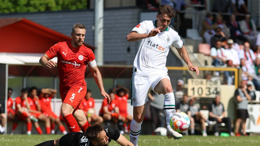 Semir Telalovic (r.) versucht, einen heranstürmenden Torhüter am 29. Mai 2023 zu umspielen.