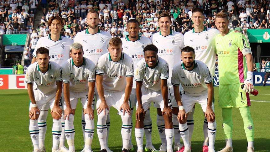 Borussia Mönchengladbach macht vor dem Spiel im DFB-Pokal gegen Bersenbrück ein Mannschaftsfoto.
