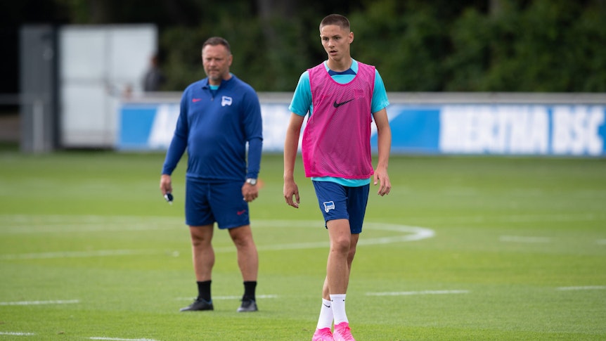 Bence Dardai (r.) steht im Training von Hertha BSC am 4. Juli 2023 auf dem Rasen.