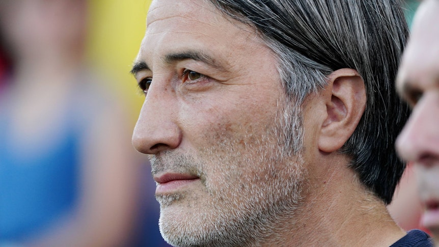 Murat Yakin, Nationaltrainer der Schweiz, hier am 19. Juni 2023 beim Länderspiel gegen Rumänien in Luzern, hat den Umgang des FC Bayern mit Ex-Gladbach-Keeper Yann Sommer kritisiert.