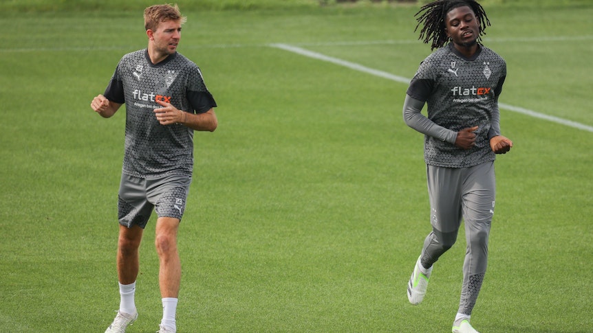 Christoph Kramer (l.) ist in Teilen zurück im Mannschaftstraining von Borussia Mönchengladbach. Das Foto zeigt ihn am 29. August 2023 bei einer Laufeinheit mit Teamkollege Manu Koné (r.).