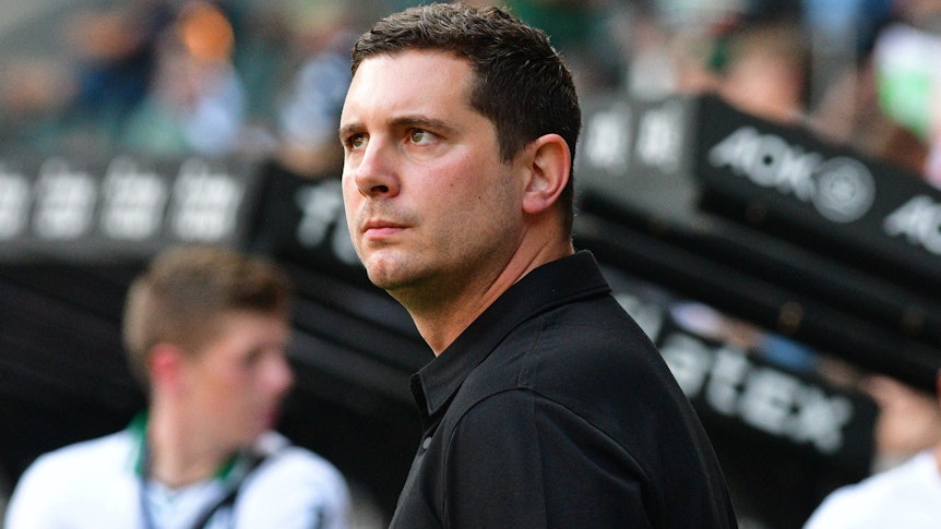 Nils Schmadtke, Sportdirektor Lizenz bei Borussia Mönchengladbach, am 2. September beim Bundesliga-Duell gegen den FC Bayern München im Borussia-Park am Spielfeldrand.